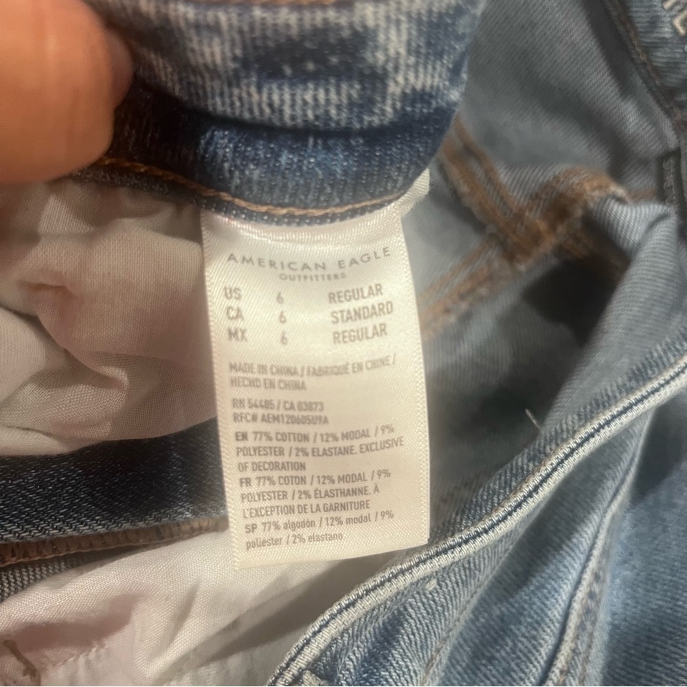 AMERICAN EAGLE Mom Jean Distressed Size 6 - Picture 7 of 8
